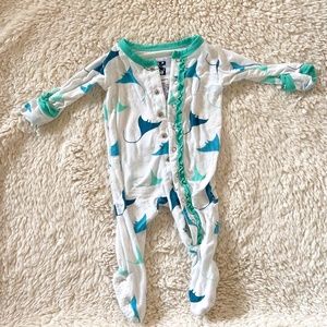 KICKEE PANTS NB footies - Manta ruffle